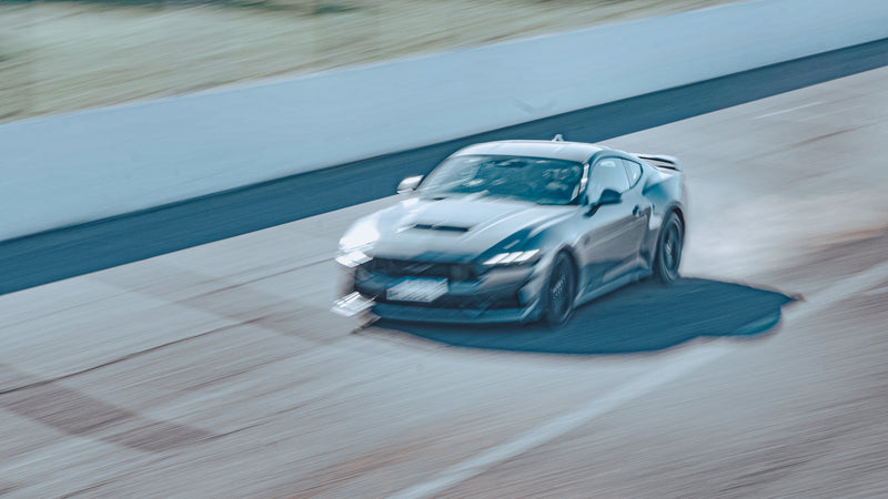 Ford Mustang Dark Horse 2026 and Ford Mustang GT 2018 during a telemetry-based high-speed track comparison at Rafaela Speedway in Argentina.