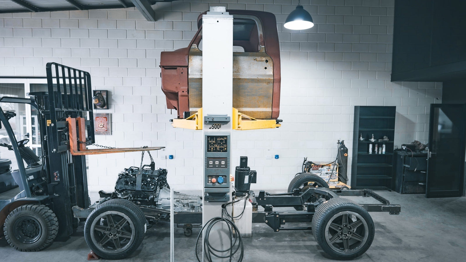 Beppy Collino works on the front suspension of the F100.